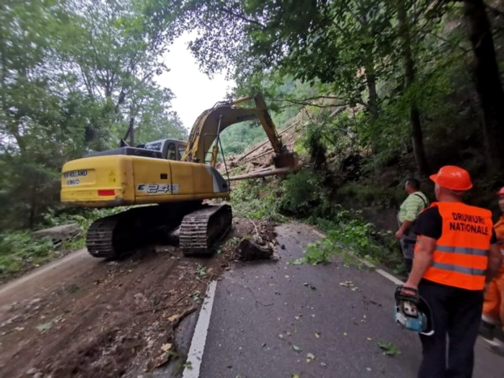 
    După explozie, o firmă de construcții va lucra timp de șase luni la eliberarea de stânci a zonei și consolidarea munteluiFoto: obiectivdesuceava.ro  