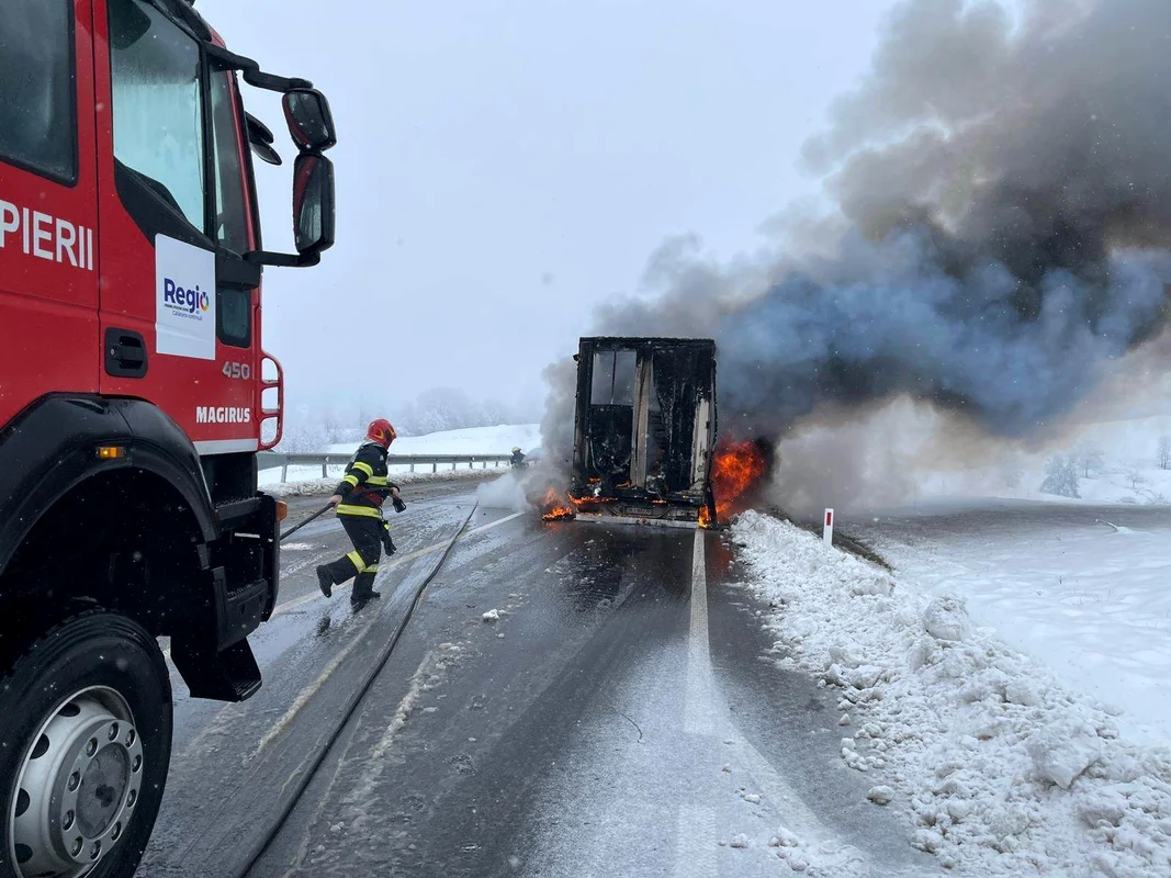 Un TIR plin cu mere a luat foc FOTO ISU Arad 