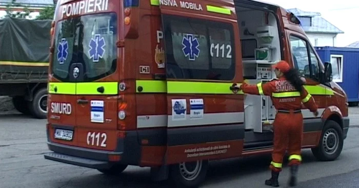 Un echipaj SMURD l-a transportat la Unitatea de Primire Urgenţe a spitalului judeţean FOTO Arhivă Adevărul