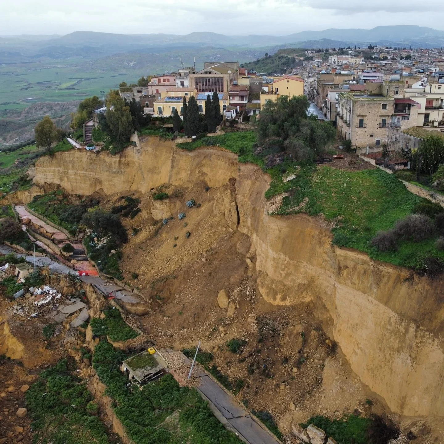 Dezastru în Sicilia: un oraș se prăbușește sub ochii oamenilor. 1 500 de persoane au fost evacuate