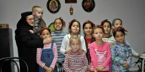 La Mănăstirea Mărcuş mâicuţele îngrijiesc de ani de zile copii orfani