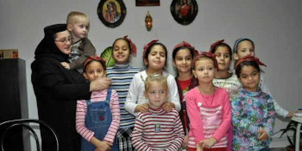 La Mănăstirea Mărcuş mâicuţele îngrijiesc de ani de zile copii orfani