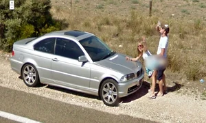 Nu e un film porno, acest cuplu s a hotărât să facă sex pe maşină în plină stradă  În timpul actului sexual, ea face cu mâna camerelor de luat vederi, iar el bea apă relaxat  jpeg