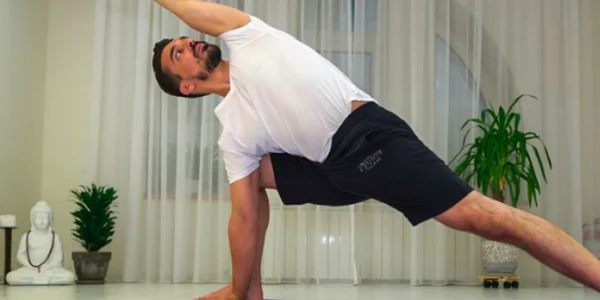 Instructorul de yoga Ovidiu Atanasiu face curs pe Facebook în carantină Sursa Facebook OA