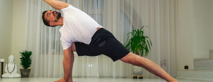 Instructorul de yoga Ovidiu Atanasiu face curs pe Facebook în carantină Sursa Facebook OA