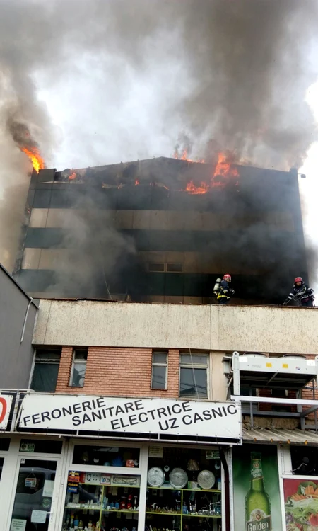 Pompierii abordează incendiul din mai multe părți