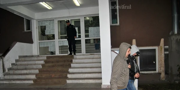 olitistii fac mai multe perchezitii in judetul Caras Severin (2) si Arad (2) pentru a destructura o retea de calauze de migranti afro-asiatici. Actiunea e coordonata de procurorii DIICOT
