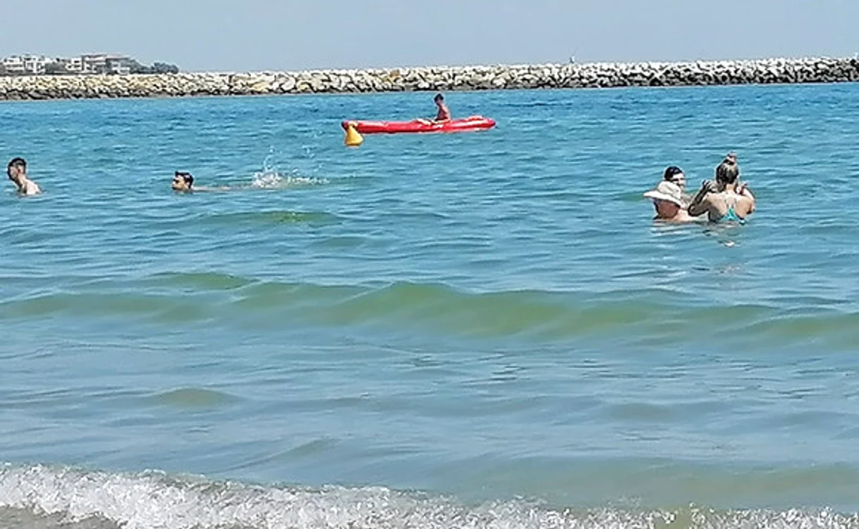Tinerele nu se plâng: le place la mare, în vacanţăFoto: Andreea Dancu