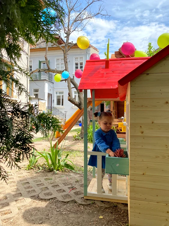 Are căsuță cu ferestre și jardiniere