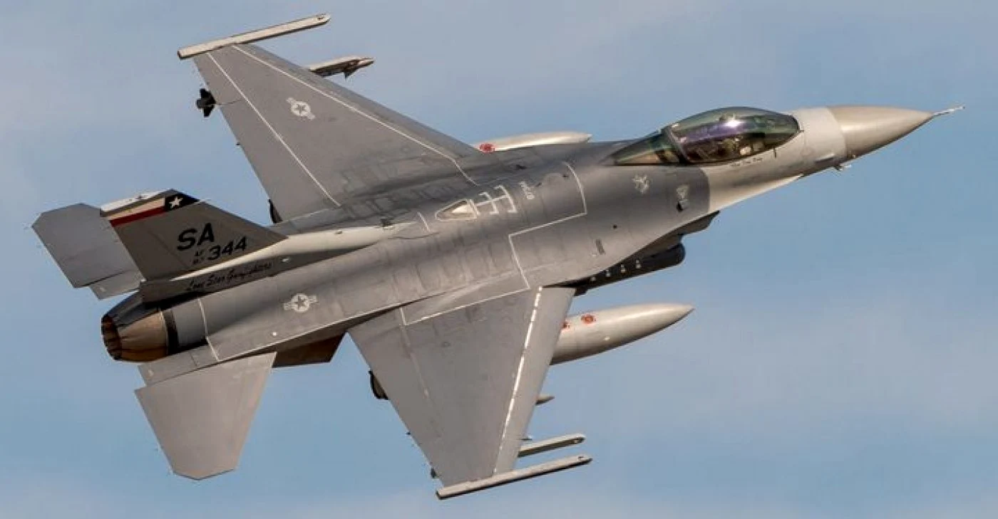 Avion de vânătoare american F16 FOTO United States Naval Forces Europe