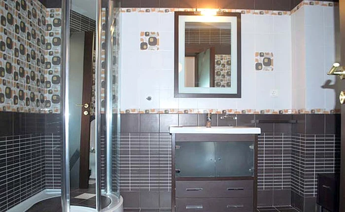 Fostul edil și iubita lui, Oana Mizil, au la dispoziție patru băi