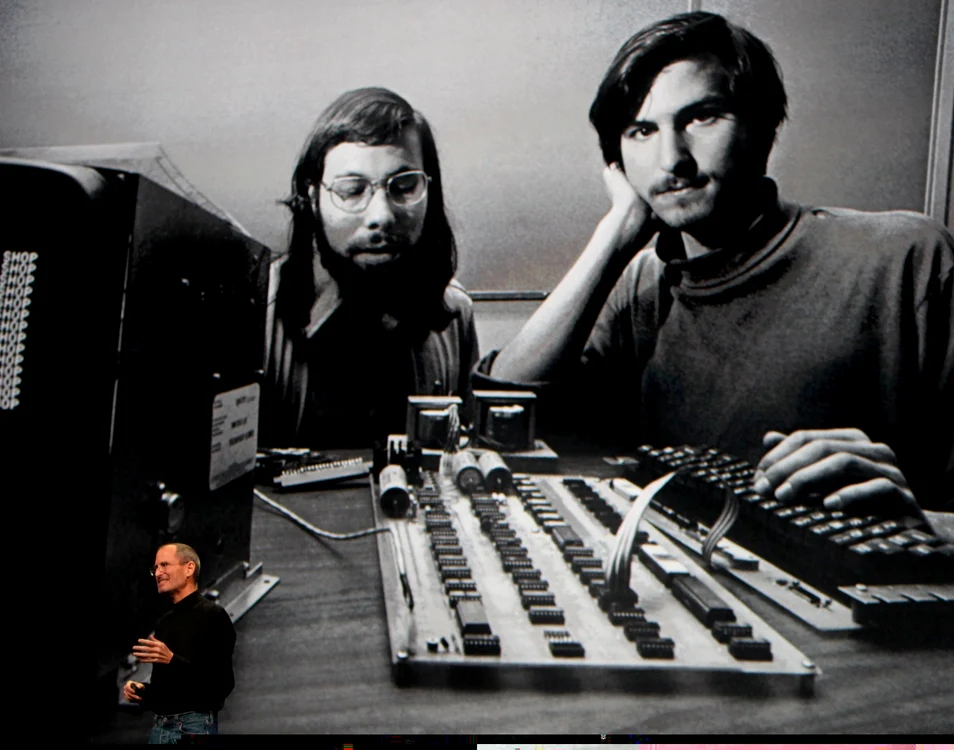 Wozniak (stânga) şi Steve Jobs au fondat Apple acum 35 de ani