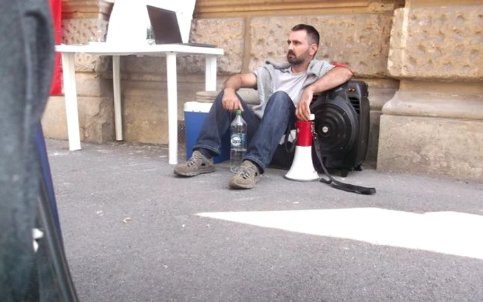 Profesor de țară Aurel Dascălu protestează de opt zile în fața Ministerului Educației. A fost ignorat de autoritățiFOTO: adevarul.ro