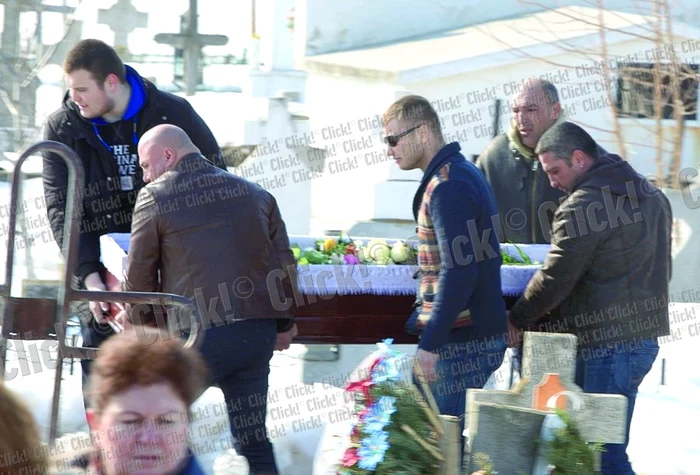 
    Florina a fost înmormântată ieri la ora 15.00, iar sicriul cu trupul  neînsufleţit al femeii a fost  cărat de prietenii lui Bogdan  