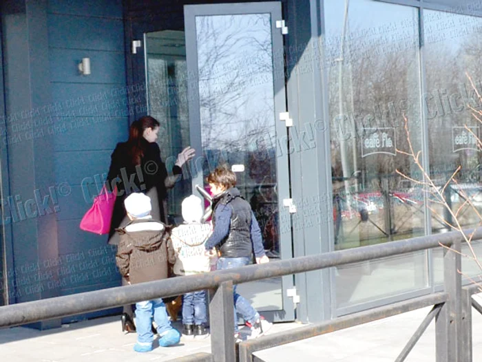 Irina şi Monica ies fericite  de la petrecerea care a  avut loc la piscina „World  Class Center” din Pipera