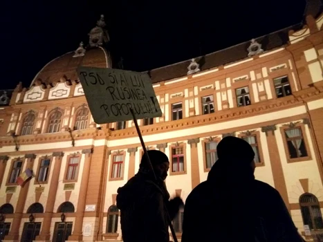 Peste 500 de braşoveni au venit să protesteze la Prefectură. FOTOSimona Suciu