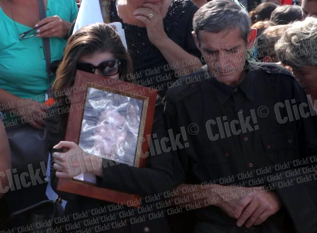 Monica Gabor a stat tot timpul cu telefonul în mână la înmormântarea mamei (Foto: Roberto Sălceanu)