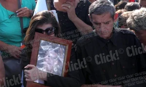 Monica Gabor a stat tot timpul cu telefonul în mână la înmormântarea mamei (Foto: Roberto Sălceanu) jpeg