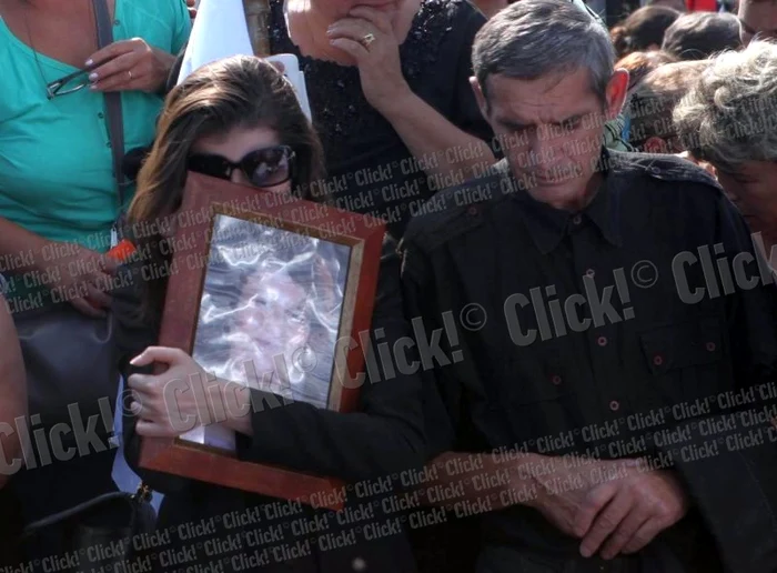 Monica Gabor a stat tot timpul cu telefonul în mână la înmormântarea mamei (Foto: Roberto Sălceanu)