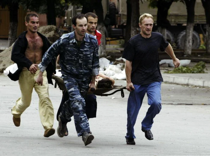 Un elev rănit la școala din Beslan este transportat la spital FOTO arhivă Adevărul