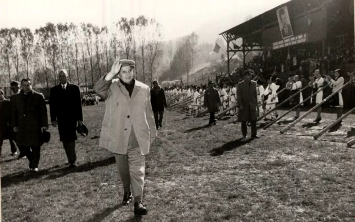 Nicolae Ceauşescu în una din vizitele sale fastuoase în teritoriu