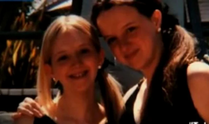 
    Nicola Twomey şi Emma Willis  