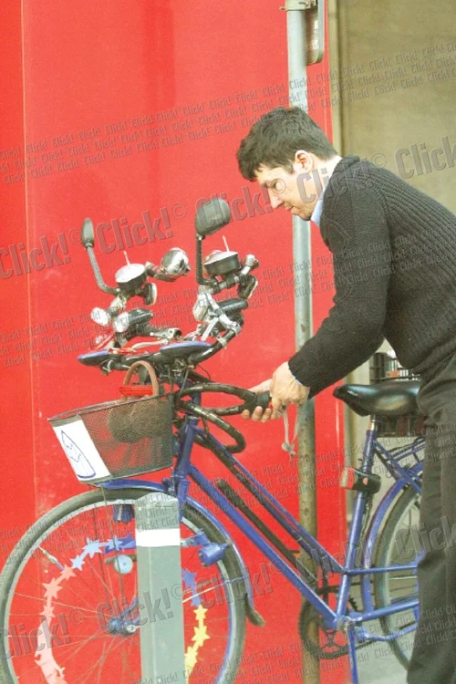 
    Viorel şi-a legat bicicleta cu un  dispozitiv antifurt (fotografii: Alex Muscaliu)  