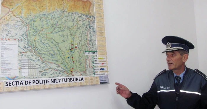 Şeful Secţiei de Poliţie Rurală din Turburea, Vasile Busuioc, prezintă harta