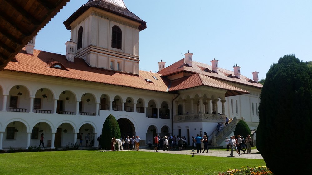 Nicușor Dan explică de ce a ales Sâmbăta de Sus în loc de Ziua Marinei. Mănăstirea e asociată cu manifestații neolegionare