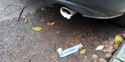 Au pulverizat spumă termoizolantă în toba de eşapament a sute de autovehicule Foto X jpg