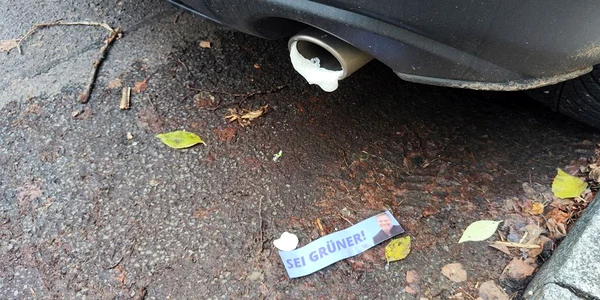Au pulverizat spumă termoizolantă în toba de eşapament a sute de autovehicule Foto X jpg