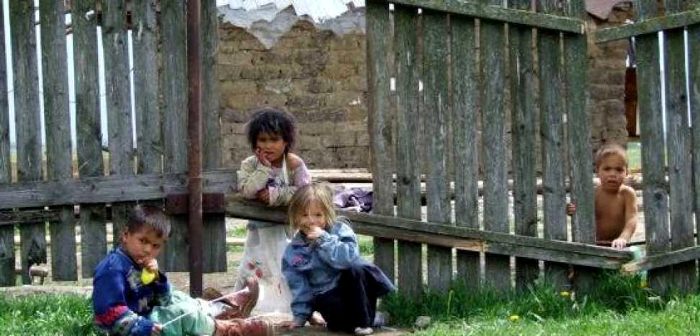 Copiii din familiile de romi suferă din cauza lipsei de educaţie şi sărăciei părinţilor