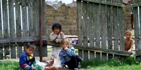 Copiii din familiile de romi suferă din cauza lipsei de educaţie şi sărăciei părinţilor