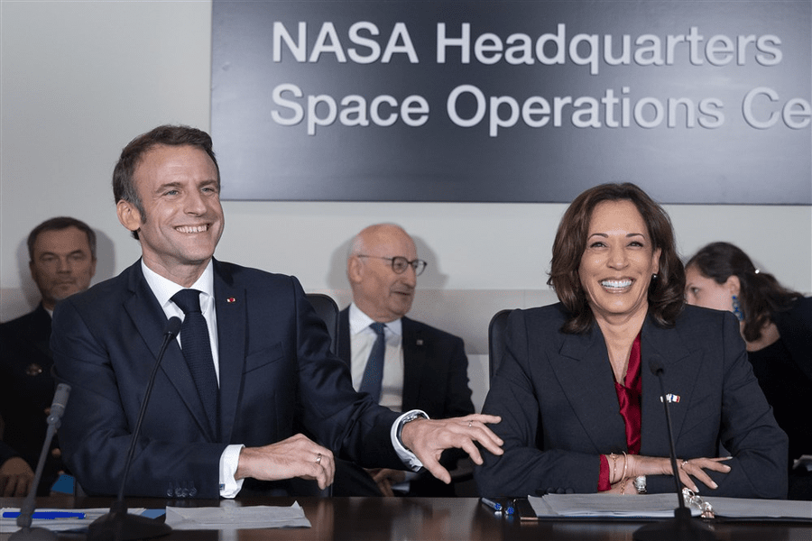 Macron și-a început vizita în SUA cu un tur la NASA, împreună cu Kamala Harris
