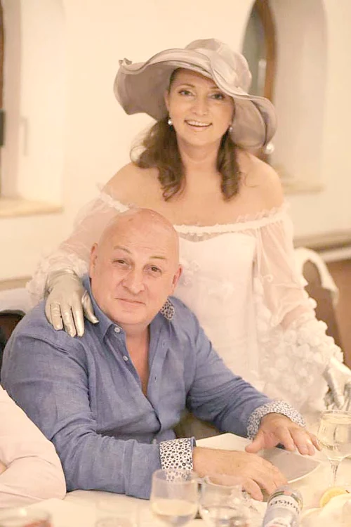 
    Bebe Cotimanis este  sufletul petrecerilor,  însă soția lui nu-i  numără paharele  