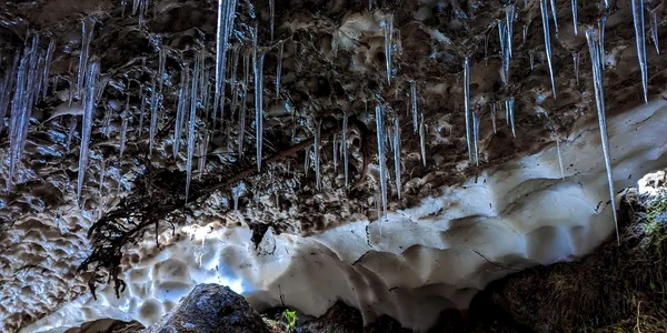 Creșterea temperaturilor ar putea antrena topirea accelerată a gheții de pe munte. FOTO Sergiu Olteanu