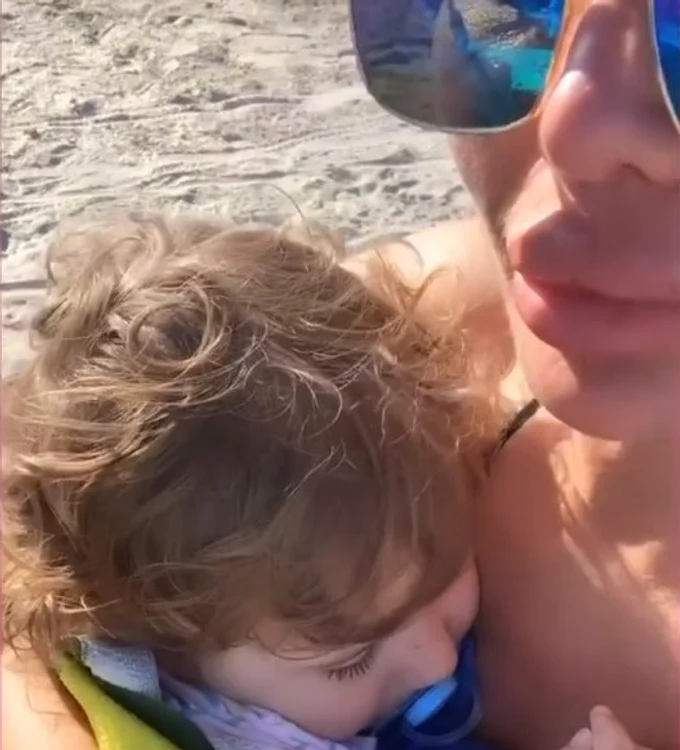 
    Elena Băsescu, weekendul trecut, pe plajă, la Mamaia. la pieptul ei se odihnea Anastasiafoto: Instagram  