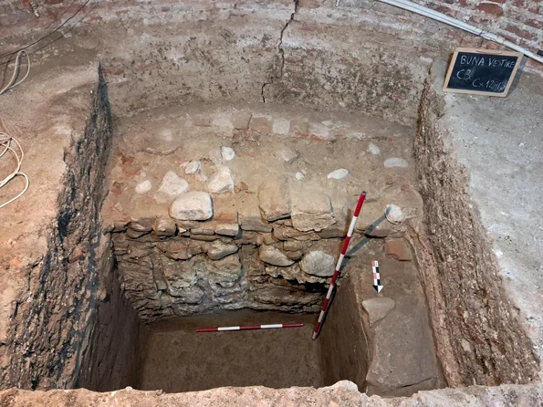 Fundația bisericii descoperite la Râmnicu Vâlcea (© Ion Tuțulescu)