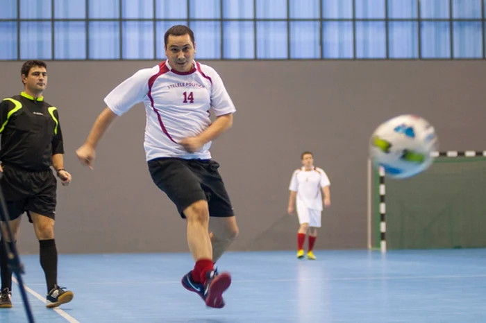 Victor Ponta, în timpul unei partide de fotbal în sală. FOTO: Mediafax