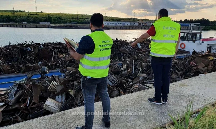 Barjă încărcată cu deşeuri foto: Poliţia de Frontieră