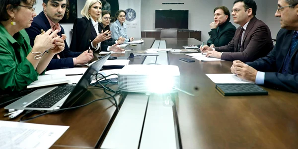 Ministrul Culturii Raluca Turcan, cu reprezentanții Institutului Național al Patrimoniului, ai Muzeului Național Peleș și ai Asociației Casa Majestății SaleCasa Regală Foto: Facebook Raluca Turcan