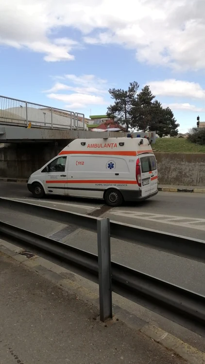 Ambulanţa rămasă blocată într-un pasaj pe sub calea ferată din Râmnicu Vâlcea pentru că şoferul nu a luat în considerare regimul de înălţime Foto Adevărul