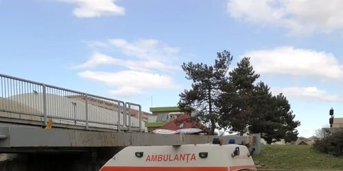 Ambulanţa rămasă blocată într-un pasaj pe sub calea ferată din Râmnicu Vâlcea pentru că şoferul nu a luat în considerare regimul de înălţime Foto Adevărul