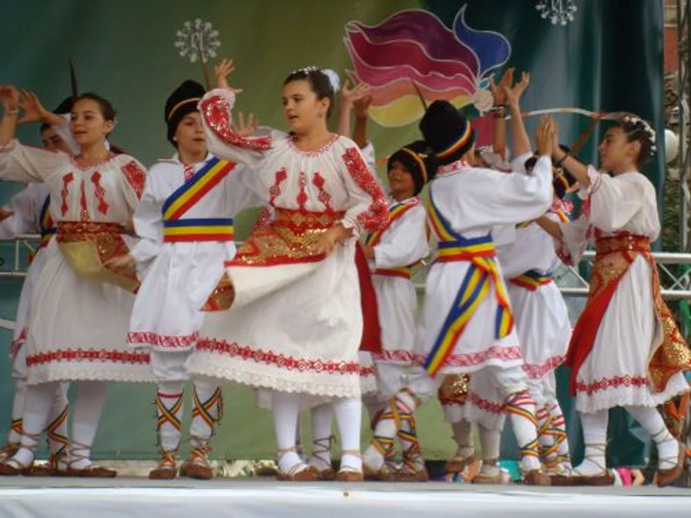 Denisa iubeşte portul popular