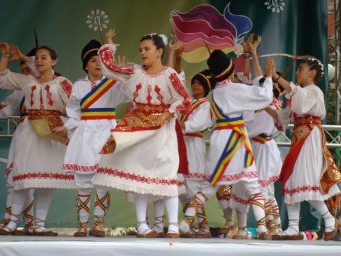 Denisa iubeşte portul popular