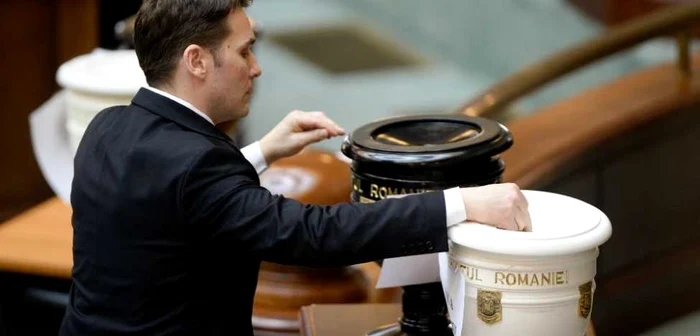 Dan Sova - vot in Senat FOTO Mediafax