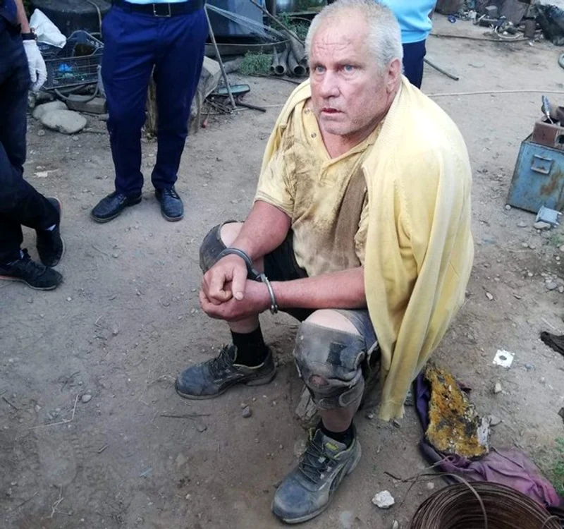 
    El este presupusul criminal în serie din Caracal, care ar fi ucis patru fete! Polițiștii au găsit bucăți de trahee în frigiderul luiFoto: observator.tv  