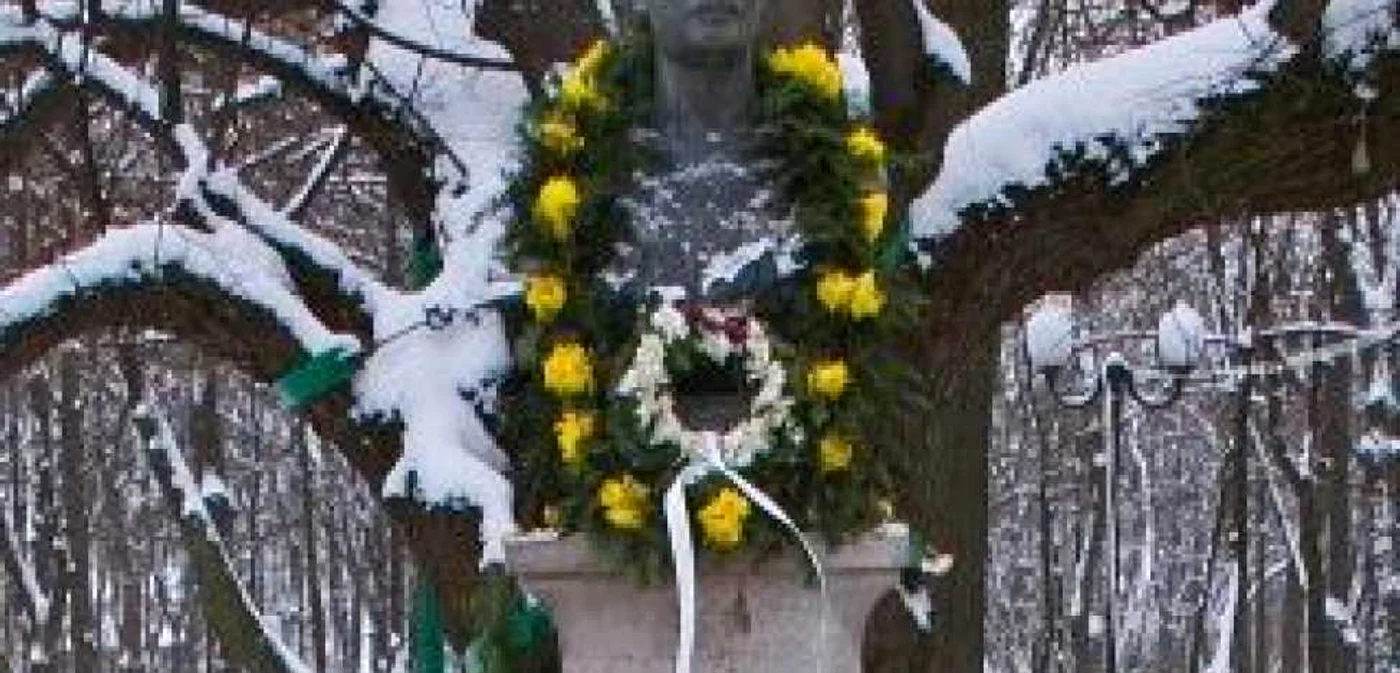 Statuia lui Mihai Eminescu, ridicată în apropierea teiului din Parcul Copou Iaşi, sub care obişnuia să se odihnească Foto: Curierul de Iaşi
