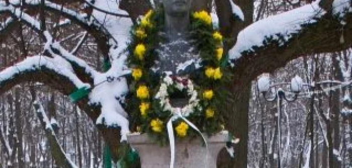 Statuia lui Mihai Eminescu, ridicată în apropierea teiului din Parcul Copou Iaşi, sub care obişnuia să se odihnească Foto: Curierul de Iaşi