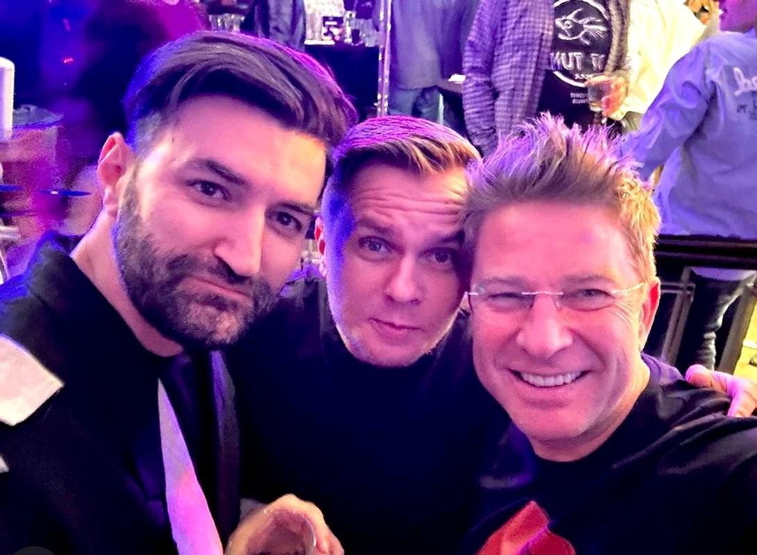  Pavel Bartoș (48 de ani) și Smiley (40 de ani) sunt prieteni la cataramă atât în viața reală cât și pe platourile de filmare căci îi leagă multe proiecte profesionale frumoase